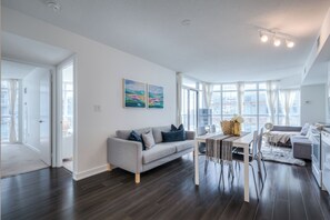 Suíte superluxo, sacada, vista para a cidade | Área de estar