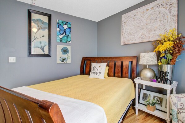 4 bedrooms, iron/ironing board, WiFi, bed sheets