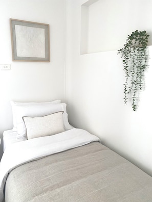 3 bedrooms, iron/ironing board, bed sheets