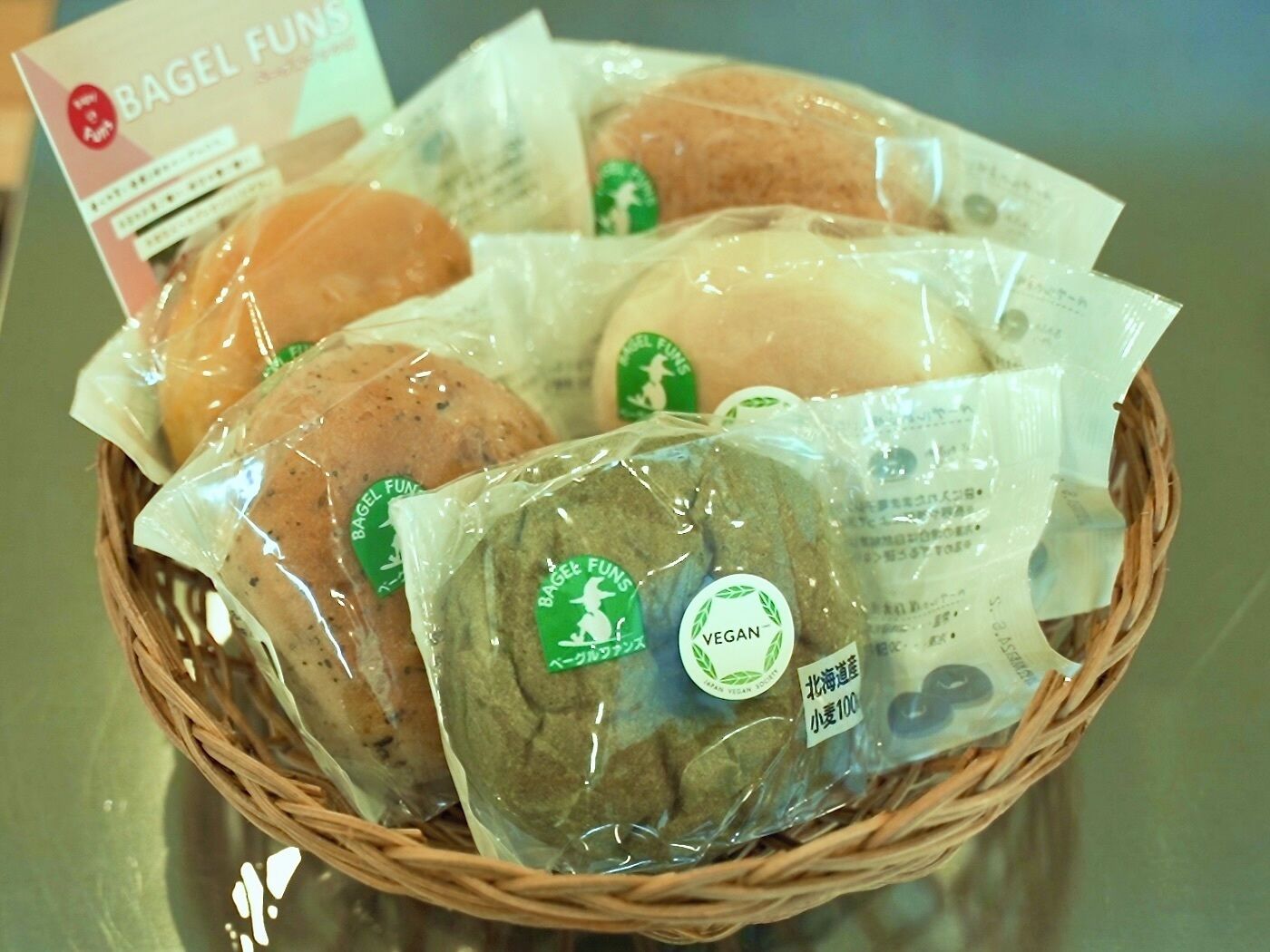 Un panier contenant divers produits alimentaires emballés, dont certains sont étiquetés comme étant végétaliens.