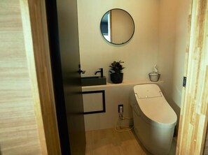 Quarto quádruplo standard, para não fumantes, vista para o porto (Western-Style, for 4 Guests) | Wi-Fi de cortesia