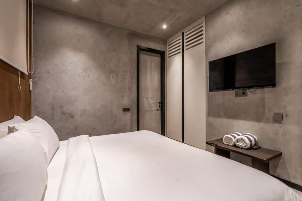 Deluxe Apartment, Balcony | In-room safe, blackout curtains, iron/ironing board, free WiFi