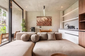 Deluxe appartement, balkon | Woonruimte | Een televisie