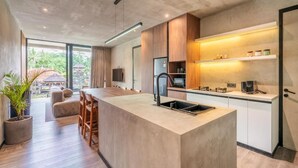 Una cucina moderna con isola centrale, elettrodomestici integrati e zona pranzo con vista.