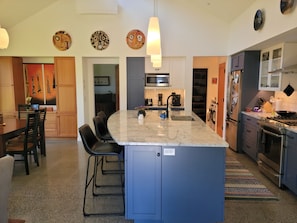 Microwave, oven, stovetop, dishwasher - Cozy 1-bedroom cottage in charming Seattle with AC (Seattle)