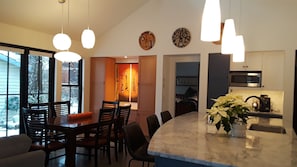 Dining - Cozy 1-bedroom cottage in charming Seattle with AC (Seattle)