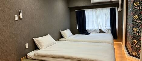 Habitación cuádruple superior, para no fumadores | Escritorio, insonorización y ropa de cama