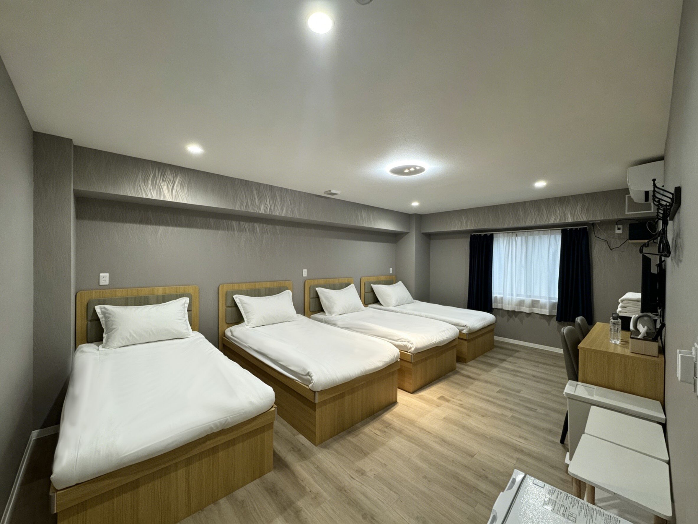 Business Quadruple Room | Desk, laptop workspace