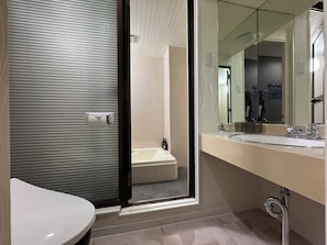 Comfort-værelse med 2 enkeltsenge | Badeværelse | Gratis toiletartikler, hårtørrer, håndklæder, Shampoo