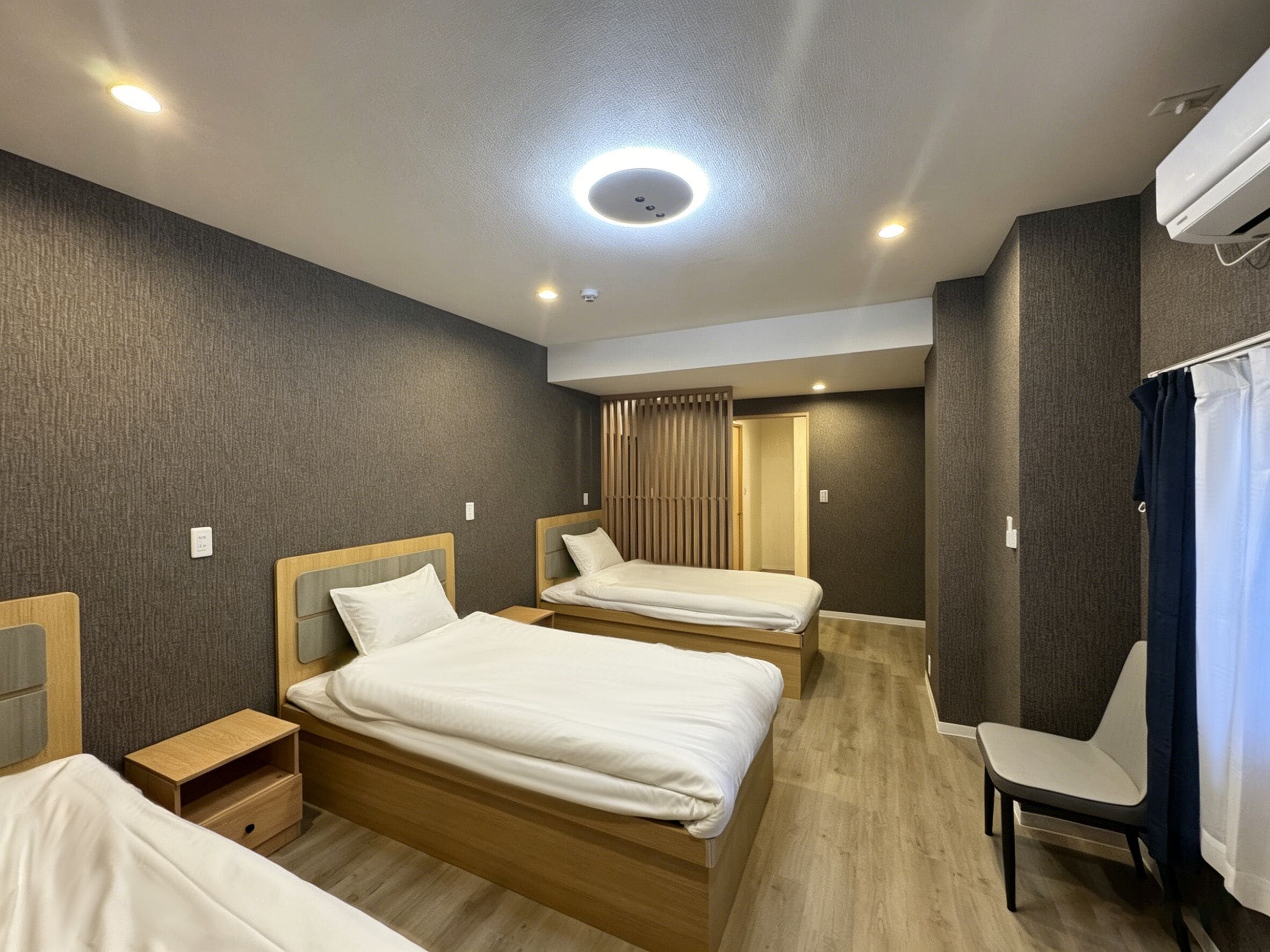 Business Triple Room | Desk, laptop workspace