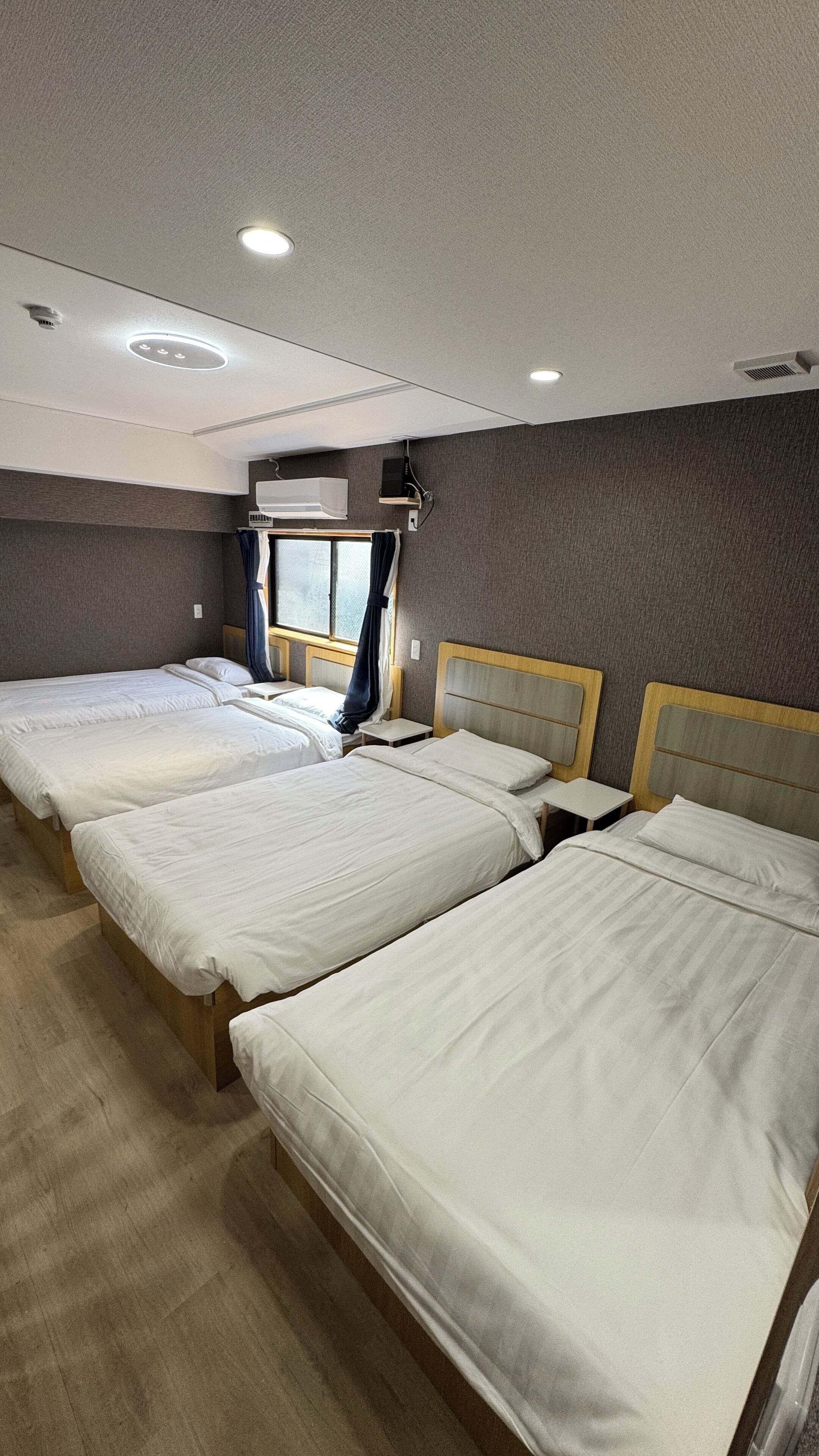 Business-herbergi fyrir fjóra | Skrifborð, vinnuaðstaða fyrir fartölvur