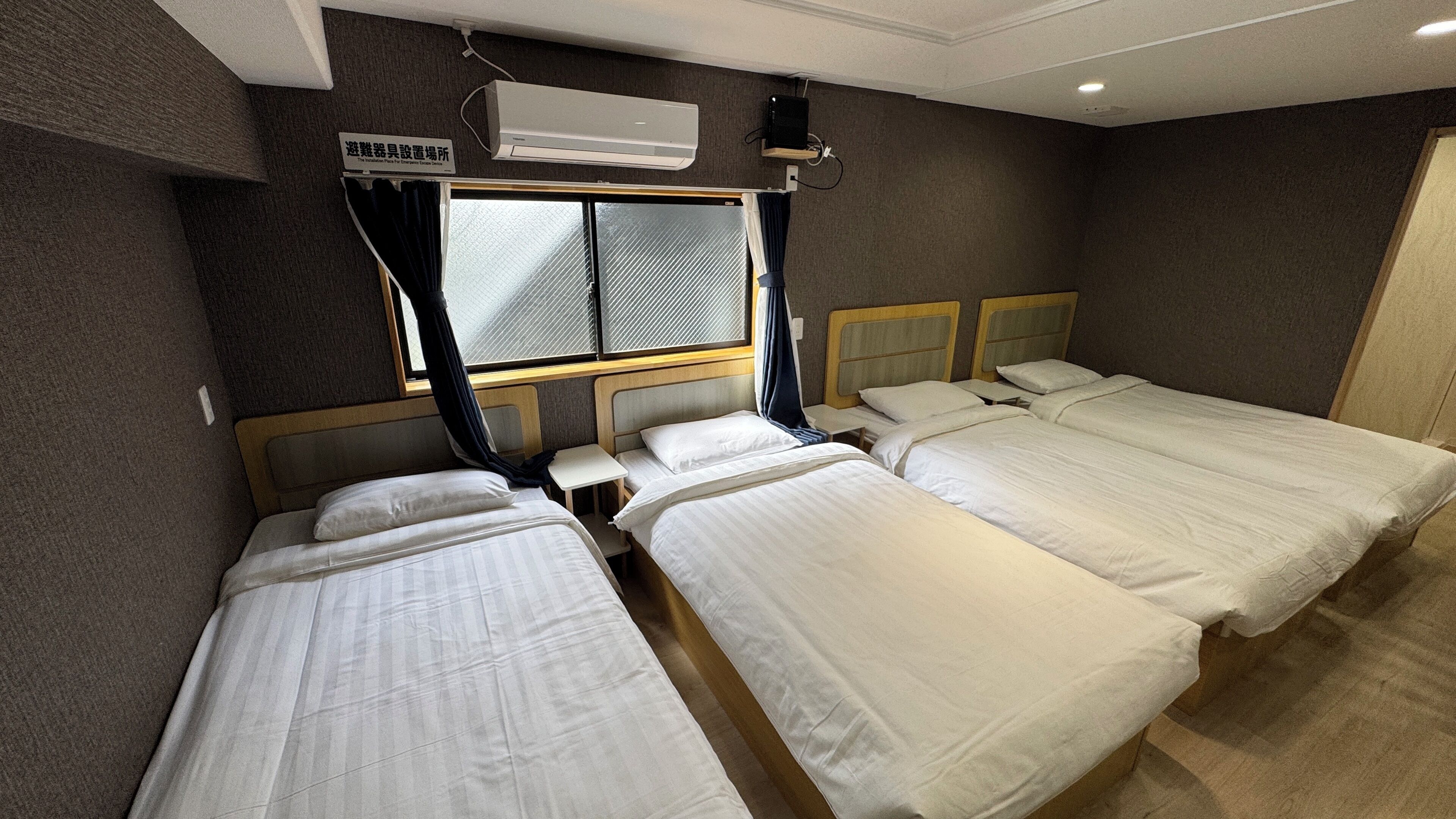 Business Quadruple Room | Desk, laptop workspace