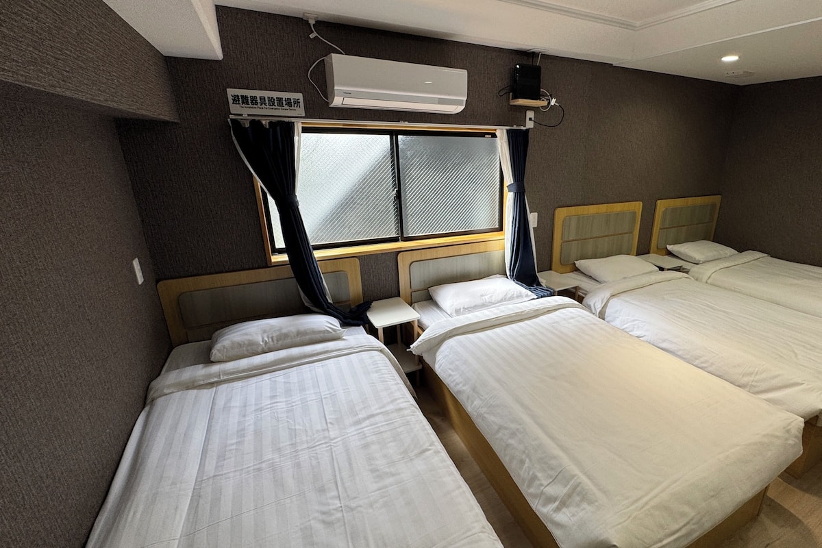 Business Quadruple Room | Desk, laptop workspace