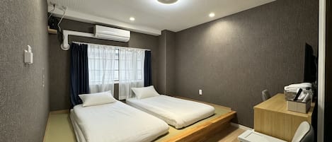 Comfort-Zweibettzimmer | Schreibtisch, laptopgeeigneter Arbeitsplatz