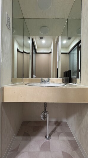 Comfort Twin Room | Bathroom | Free toiletries, hair dryer, towels, soap - Ruka Tennoji Hotel (Osaka)