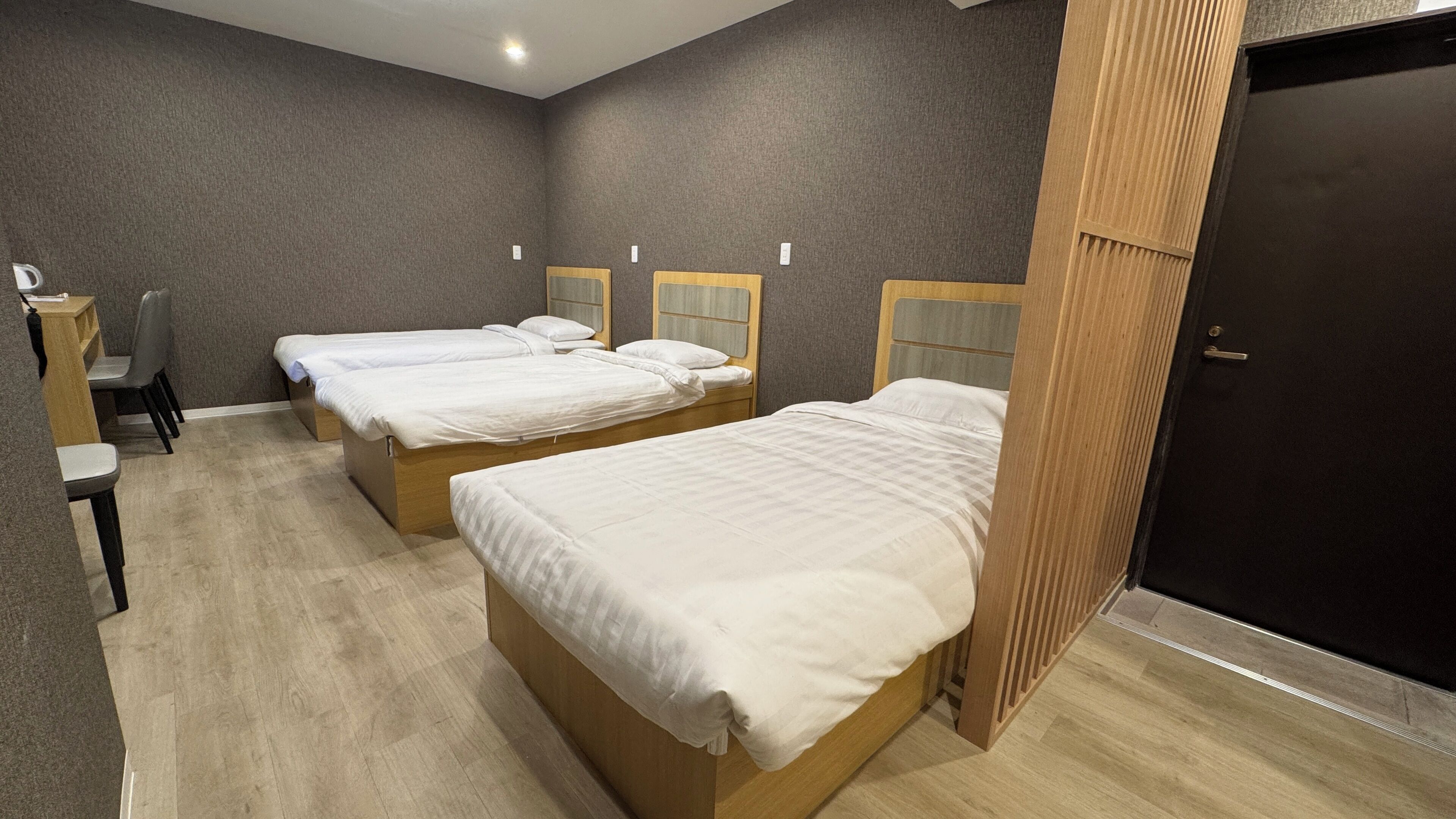 Business Triple Room | Desk, laptop workspace