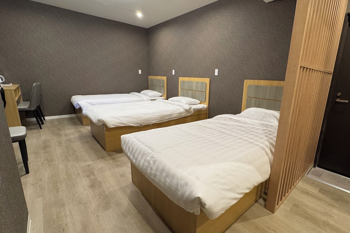 Business Triple Room | Desk, laptop workspace