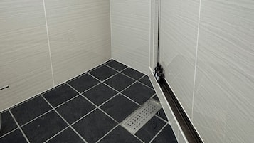 Classic Triple Room | Bathroom | Free toiletries, hair dryer, towels, soap