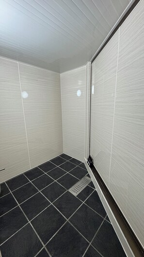 Classic Triple Room | Bathroom | Free toiletries, hair dryer, towels, soap - Ruka Hotel Tennoji (Osaka)