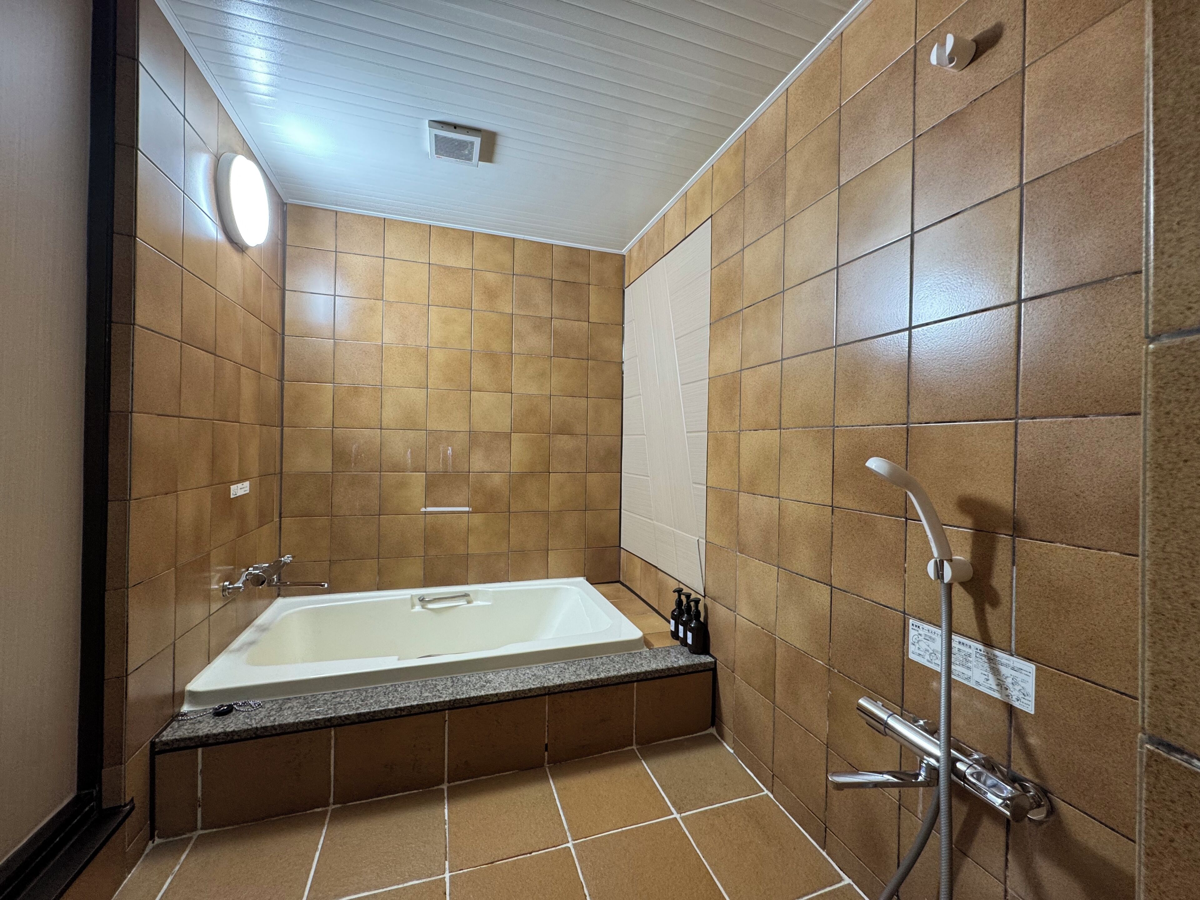 Chambre Triple Confort | Bain à remous privé