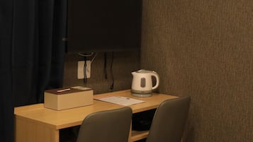 Business Triple Room | Desk, laptop workspace