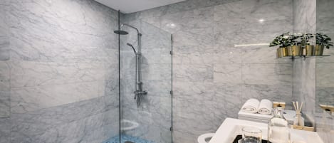 SĂšche-cheveux, serviettes fournies, savon, papier toilette