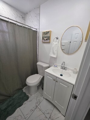 Douche, sèche-cheveux, serviettes fournies, savon