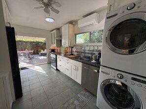 Microwave, oven, stovetop, dishwasher - Tranquil Garden Oasis - Fully Equipped, Hi-Speed Wifi (Los Angeles)