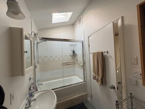 Hair dryer, towels, soap, toilet paper - Tranquil Garden Oasis - Fully Equipped, Hi-Speed Wifi (Los Angeles)