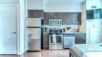 Basic Studio Suite, 1 Queen Bed, Non Smoking | Private kitchen | Full-size fridge, microwave, oven, stovetop