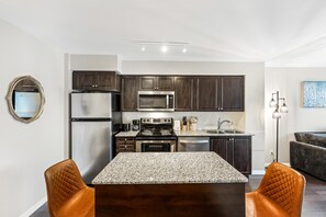 Deluxe-suite - flere senge - ikke-ryger | Privat køkken | Køleskab/fryser i fuld størrelse, mikrobølgeovn, ovn, kogeplade