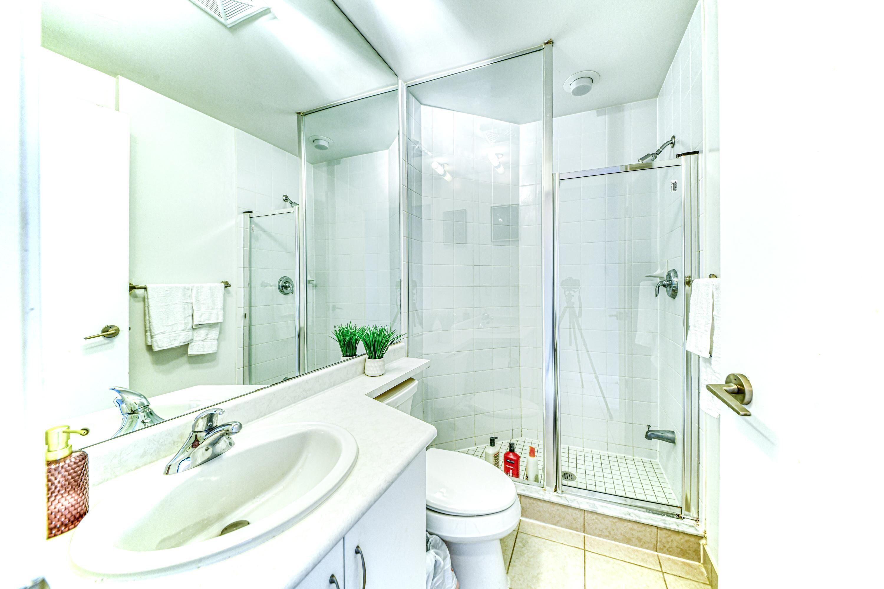 Basic Studio Suite, 1 Queen Bed, Non Smoking | Bathroom | Free toiletries, hair dryer, towels, soap