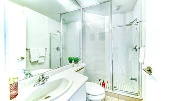 Basic Studio Suite, 1 Queen Bed, Non Smoking | Bathroom | Free toiletries, hair dryer, towels, soap