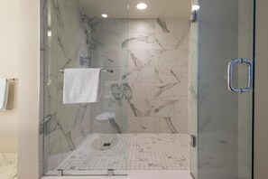 Basic Studio Suite | Bathroom | Free toiletries, hair dryer, towels, soap - Modern Waterfront Stay (Toronto)