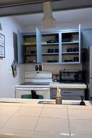 Jääkaappi, mikroaaltouuni, uuni, liesi