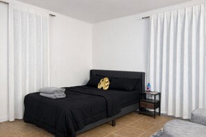 Escritorio, tabla de planchar con plancha, wifi gratis y ropa de cama 