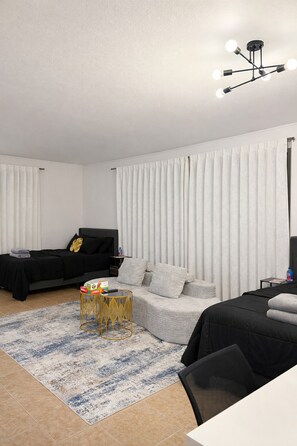 Escritorio, tabla de planchar con plancha, wifi gratis y ropa de cama 