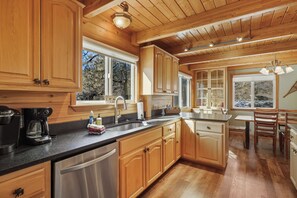 Private kitchen - Three Little Bears Cabin - Riverfront -  Pet Friendly (Pagosa Springs)