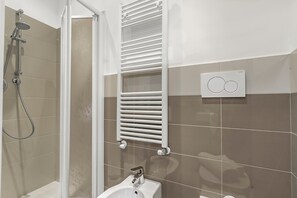 Shower, hair dryer, bidet, towels - Garibaldi, Loano, Italy (Loano)