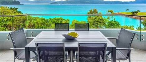 تناول الطعام بالخارج