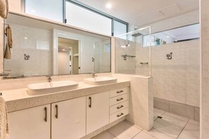 Hair dryer, towels - Frangipani Lodge 101 (Hamilton Island)