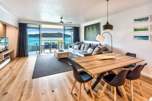 TV - Frangipani Lodge 101 (Hamilton Island)