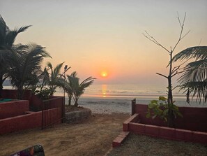 Ubicación a pie de playa, tumbonas y toallas de playa