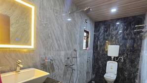 Un baño con un lavamanos grande, un inodoro y una ducha.