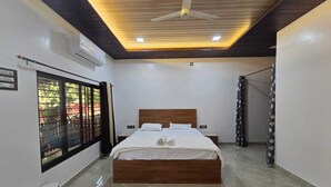 Un dormitorio con cama de madera, ventilador de techo y ventana con persianas.
