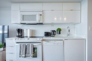 Deluxe Condo, Balcony, Lake View | Private kitchen