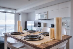 Deluxe Condo, Balcony, Lake View | Dining - Signature Stay Toronto (Toronto)