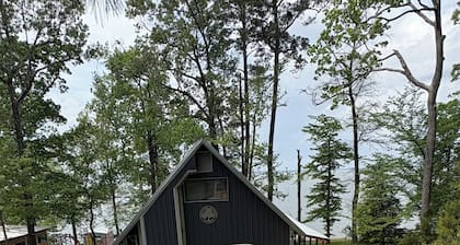 Lakeside cabin: 3-Bed Camp for Unforgettable Memories!