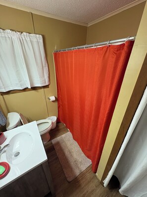 Toalhas de banho, papel higiênico