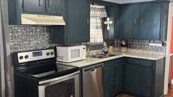 Réfrigérateur, four à micro-ondes, un four, surface de cuisson